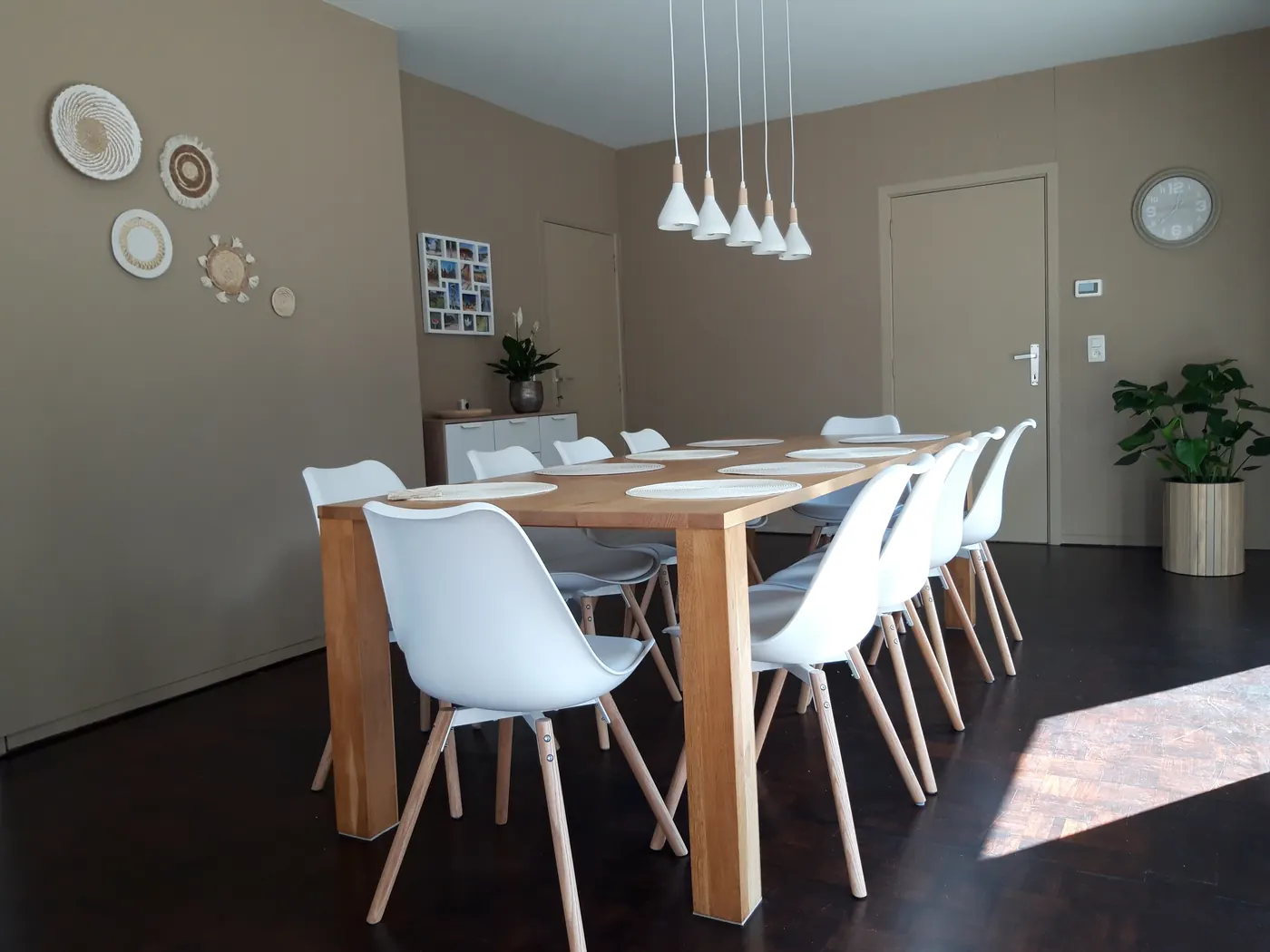 Eetkamer met tafel voor 8 personen
