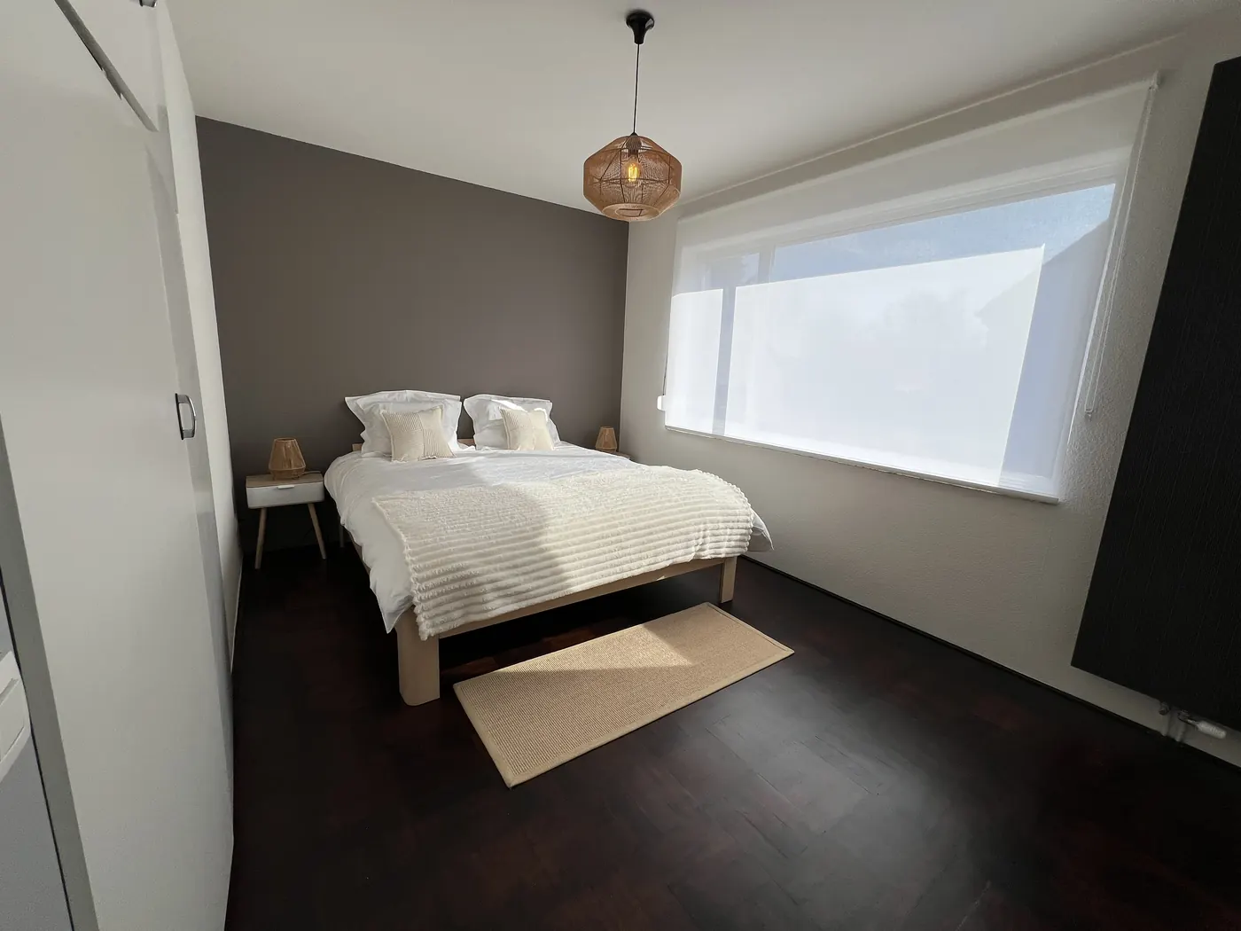 Slaapkamer met kingsize bed