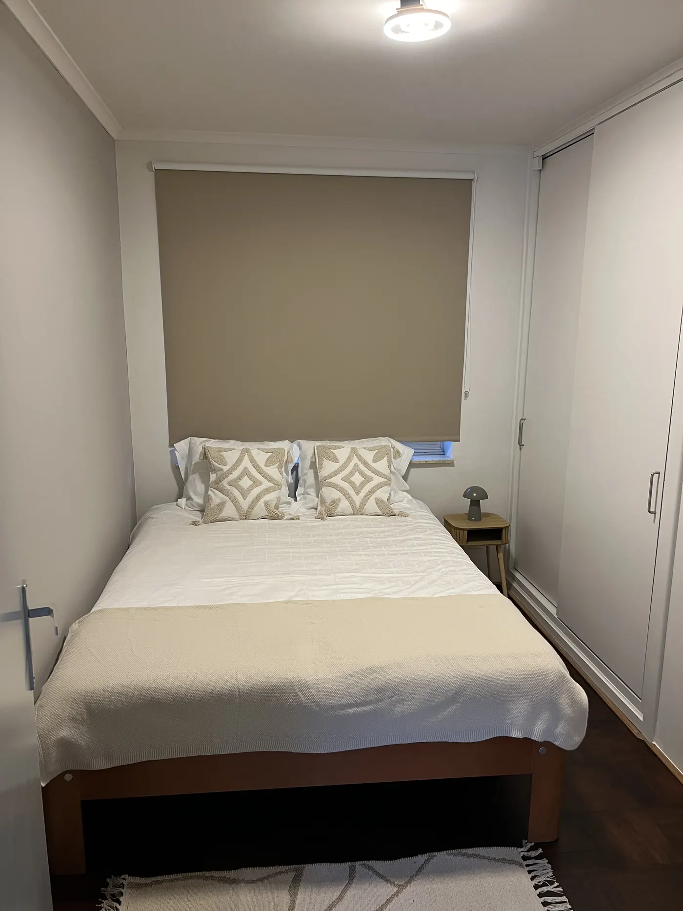 Slaapkamer met tweepersoonsbed en kastruimte