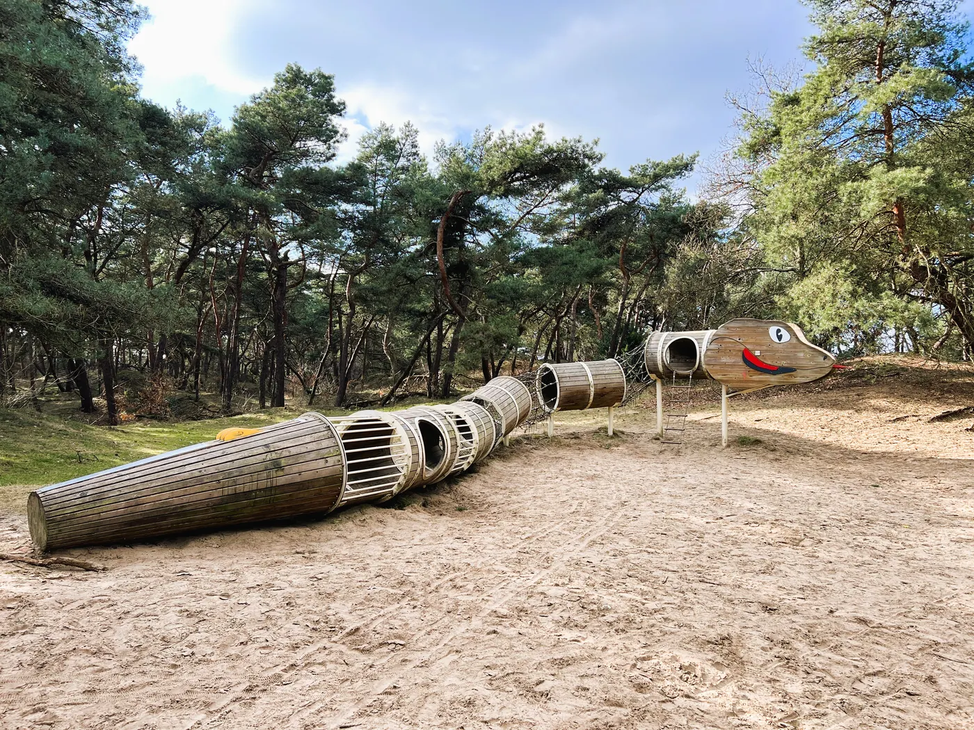 Houten speelelementen in het speelbos