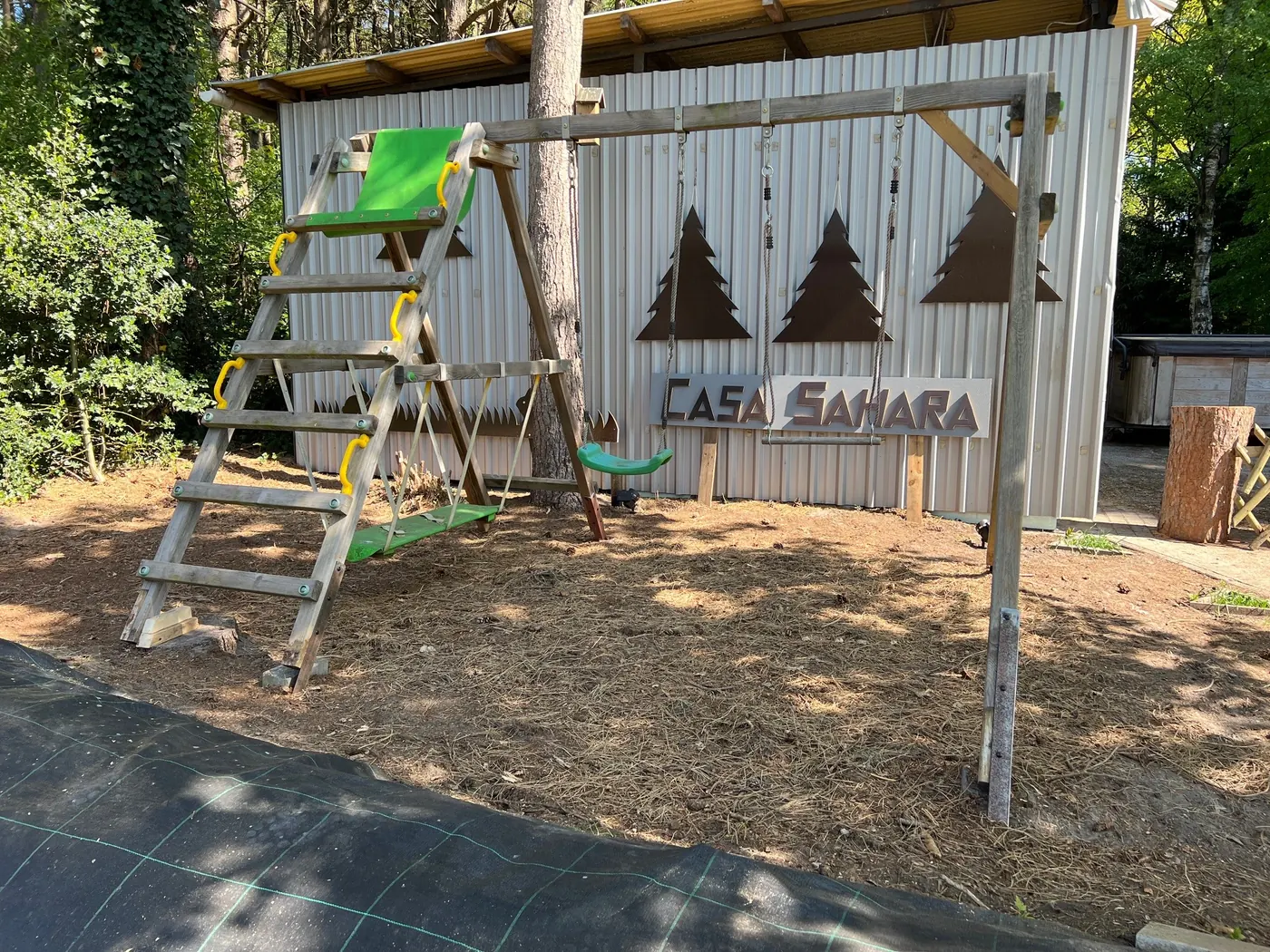 Tuin met schommel en Casa Sahara-bord