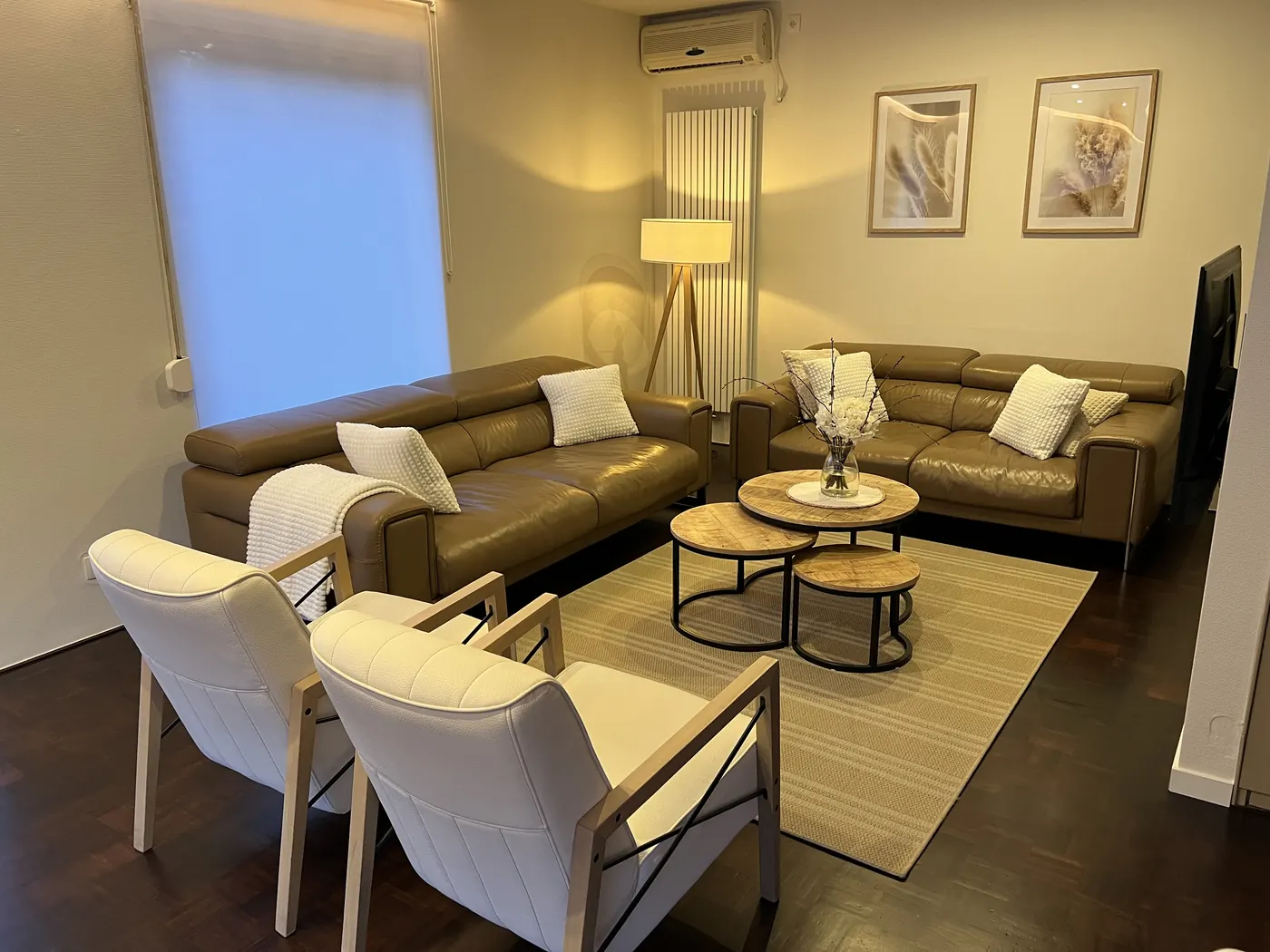 Zithoek met sofa's en salontafel